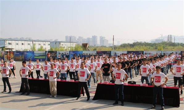 “腰部運動，預備，起!”