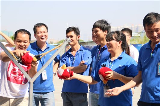 “憤怒的小鳥”現實版，大家玩的不亦樂乎。