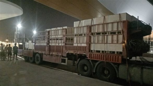 ▲加班加點(diǎn)，連夜運(yùn)貨卸貨