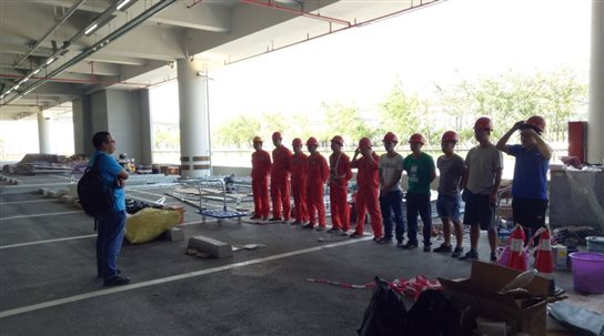 ▲無(wú)懼悶熱，齊心協(xié)力攻項(xiàng)目